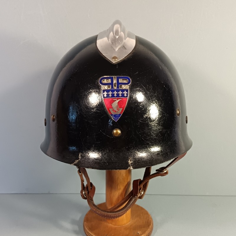 CASQUE FRANCAIS DE LA POLICE DE PARIS MODELE 1954 DATE 1957 INSIGNE EMAILLE